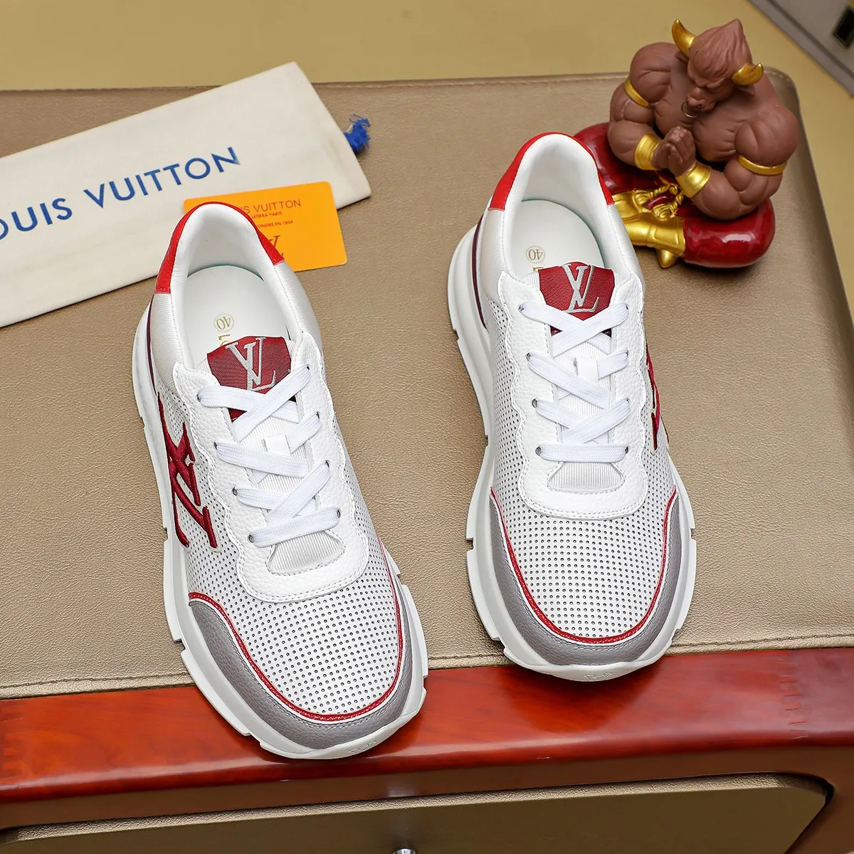 Ex-factory price: 440¥🌹🌹[LV Louis Vuitton] new low-top casual men's shoes. A must-have for fashionable men, new products are released in Hong Kong counters [strong], big-name style, European and American masters strongly create unique styles, comfortable on the feet, super soft outsole, super wear-resistant. Gives people a strong visual impact. Material: imported first-layer cowhide leather upper ➕rubber non-slip outsole, rubber graphics matching, 38 to 44